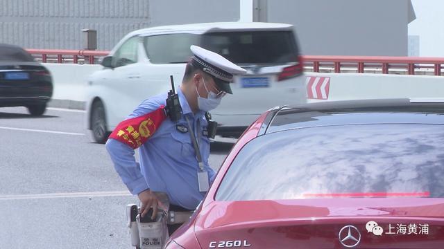 烈日下的坚守丨交警成“骄警”，他们是“离太阳最近的人”