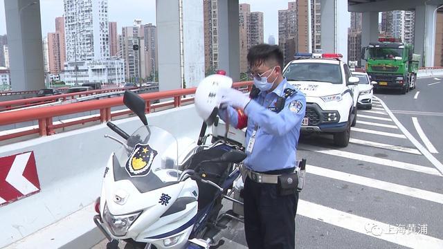 烈日下的坚守丨交警成“骄警”，他们是“离太阳最近的人”