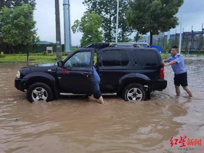 连续暴雨！四川江油公安转移被困群众123人，境内多路段交通管制