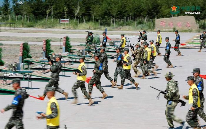 2023年7月12日,在新疆乌鲁木齐武警某训练基地,参赛队员在多种姿势狙击课目竞赛中跃进射击地线。 侯崇慧 摄