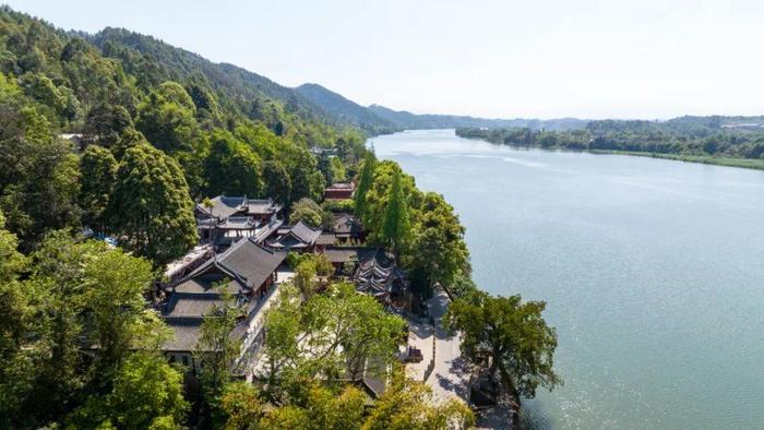 暴雨天气影响 四川青神中岩景区今日临时关闭，景区内中岩寺始创于东晋