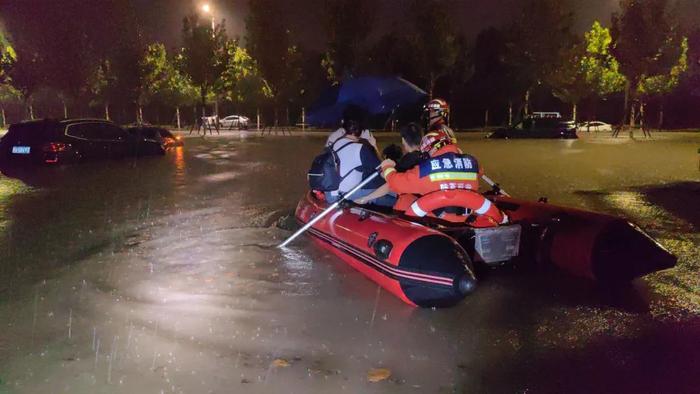 突降暴雨多人被困，西安消防紧急救援......