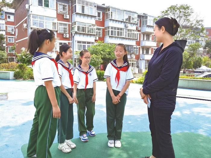 箭岭小学五（4）中队队员们走进复兴区化林路街道阳光里小区