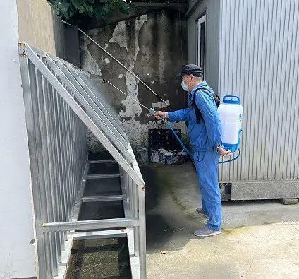 松江一小区紧邻垃圾压缩站，有异味噪声大！相关部门回应：预计今年年内搬迁