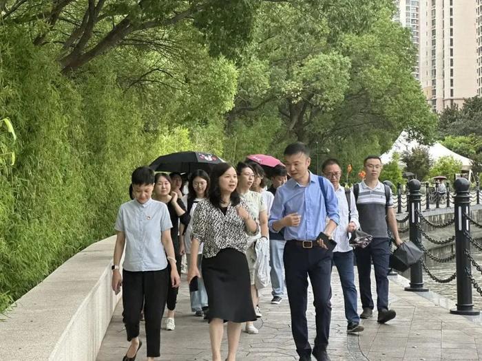 华师大公管学院—中远两湾城社区治理实践点揭牌！