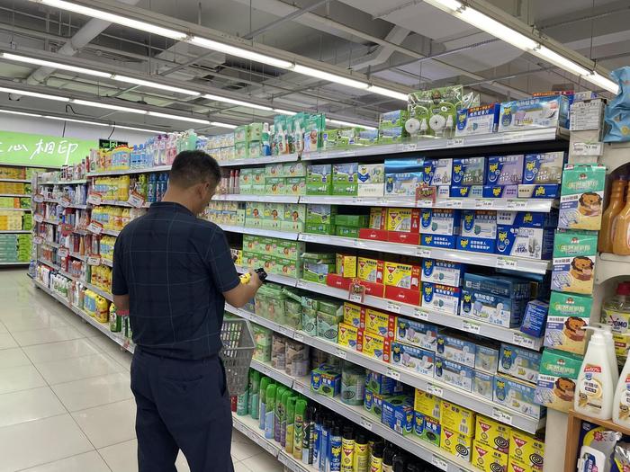超市销售的驱蚊产品多以电蚊香液、蚊香、驱蚊液为主。王小月/摄