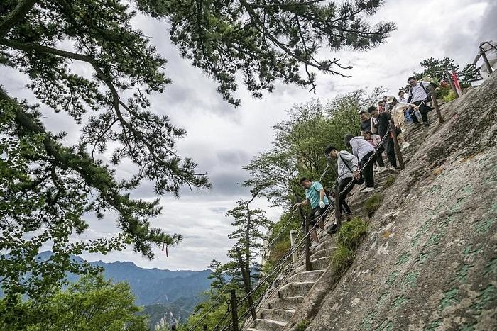 游客踩空坠落后华山云梯暂时关闭，山岳型景区如何做好安全防范？