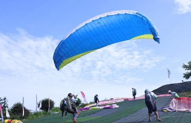 好看又好玩 乘凉又乘风！本周末去黑山谷看滑翔伞公开赛！