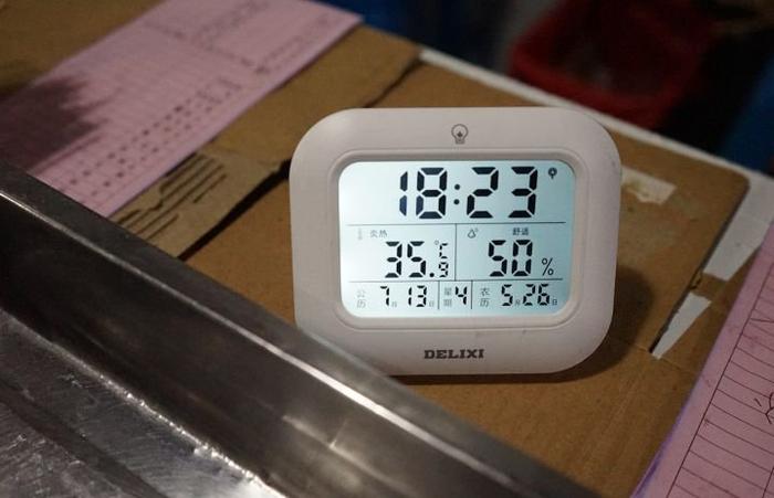 烧烤师傅的夏日：厨房温度52℃，一晚上喝水4升，一季瘦10多斤