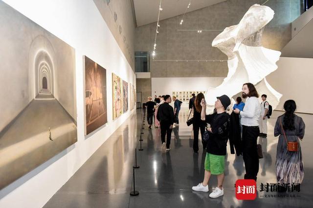 款待大运客人 惠及市民游客 青春大运以艺术对话世界｜成都双年展