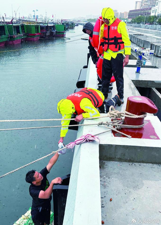 海南以临战状态应对台风侵袭