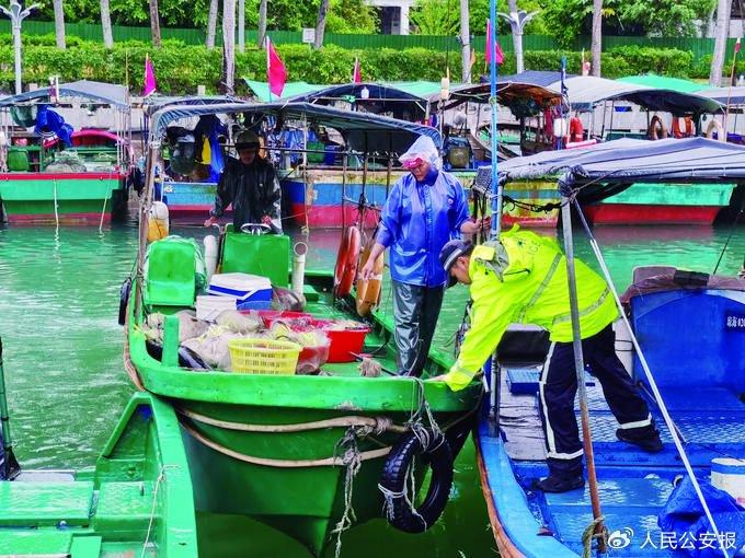 海南以临战状态应对台风侵袭