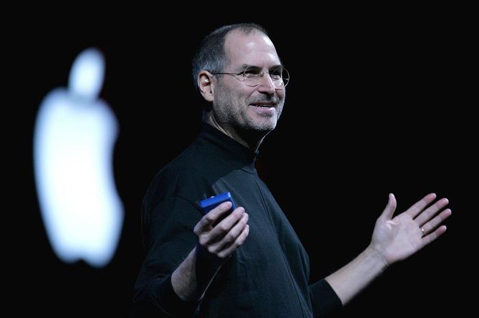 初代未拆封iPhone被拍出113万！16年前，乔布斯曾称：今天，苹果将重新发明手机……