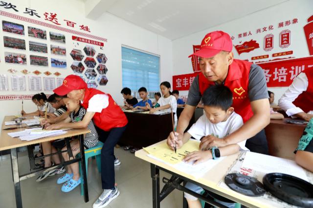 湖北竹山：好人工作室 义务教书法