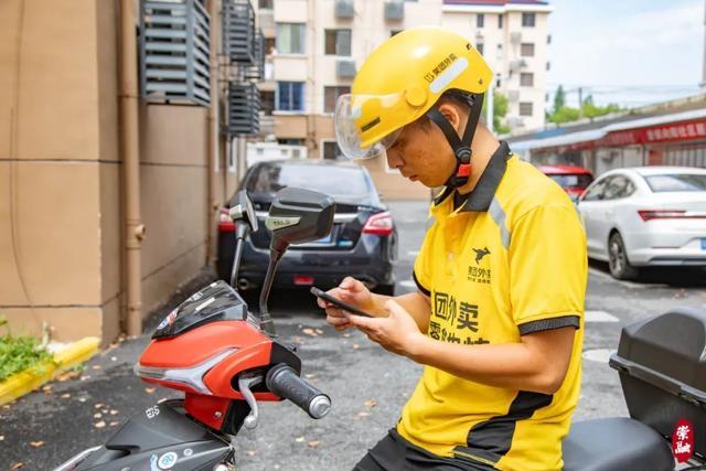 崇明这位社区干部为什么要兼职当外卖小哥？