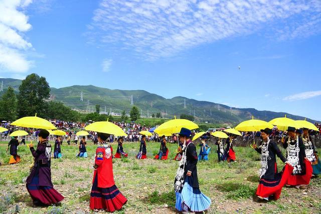 四川凉山昭觉县地莫镇 彝族传统火把节将至