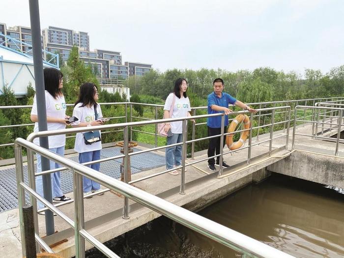 中国地质大学（北京）地下水科学与工程专业的大学生来到市城管执法局排水管理处