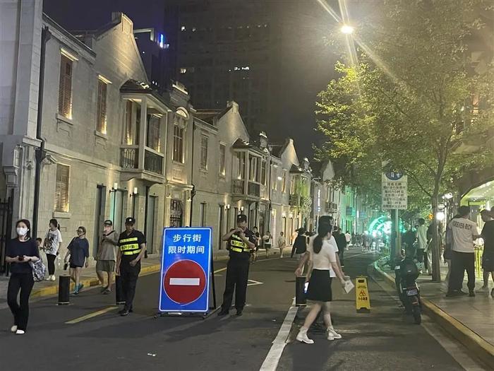 上海限时步行街，开一条火一条！但路堵吗？居民烦吗？垃圾多吗？压力给到警察和城管…