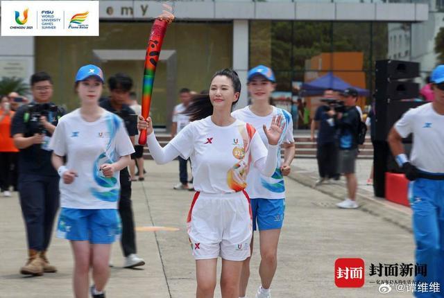 大运会火炬传递四川音乐学院站回顾：谭维维参与传递，川音赠送特制古琴