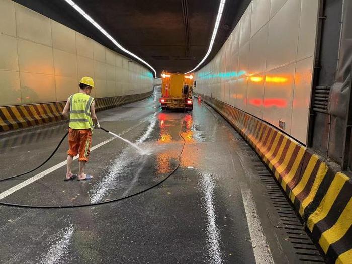 杭州丁兰路下穿隧道积水已基本排空，此前多辆小车被淹