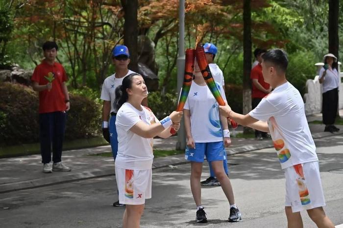 成都滴滴专车队长杨娟：很荣幸成为大运火炬手 希望传递积极向上的精神