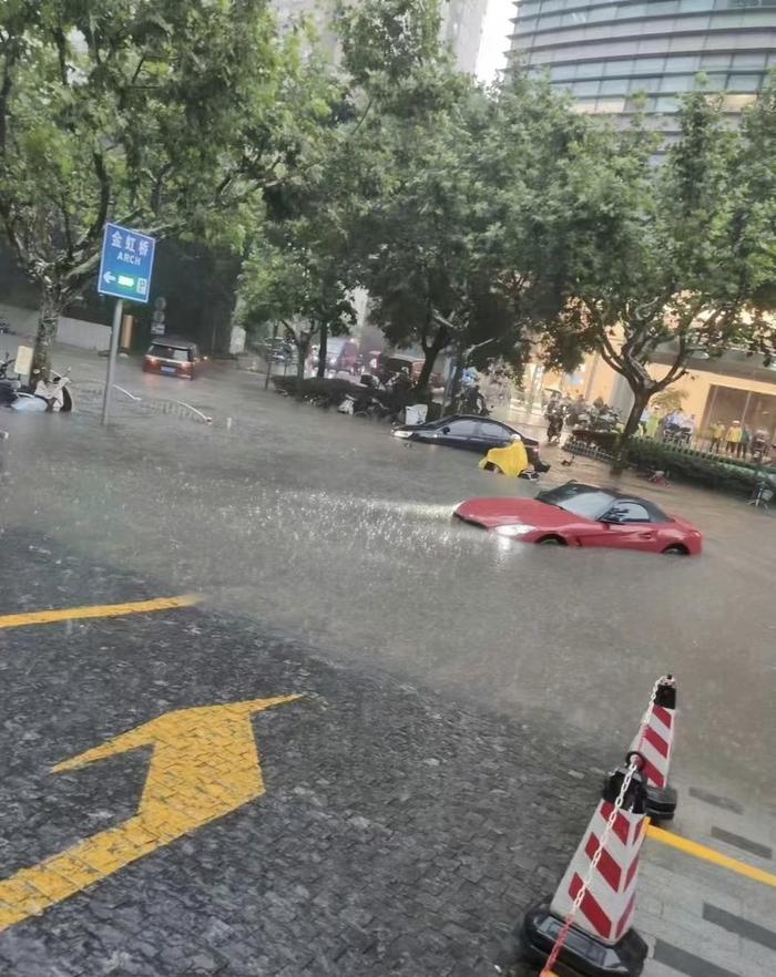 中伏首日强降雨突袭上海多区，第5号台风生成，积水情况如何，雨水何时结束？