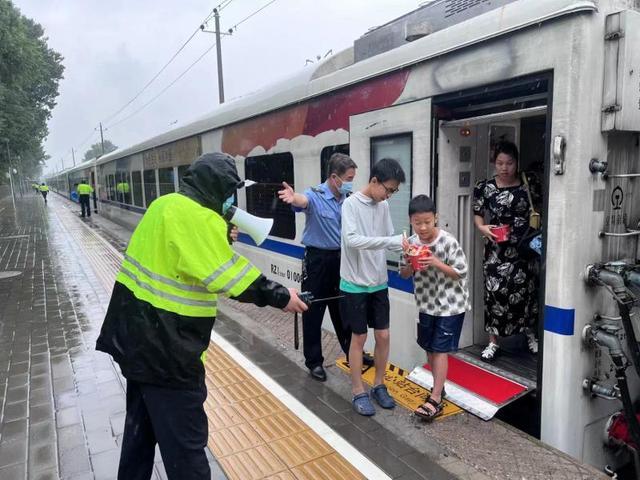 站车联动应对强降雨 中国铁路北京局多举措保障旅客安全有序出行