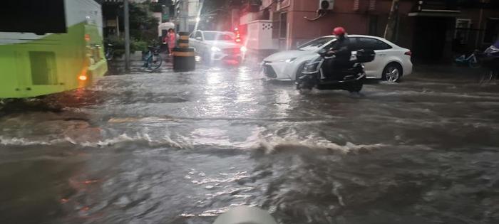 中伏首日强降雨突袭上海多区，第5号台风生成，积水情况如何，雨水何时结束？