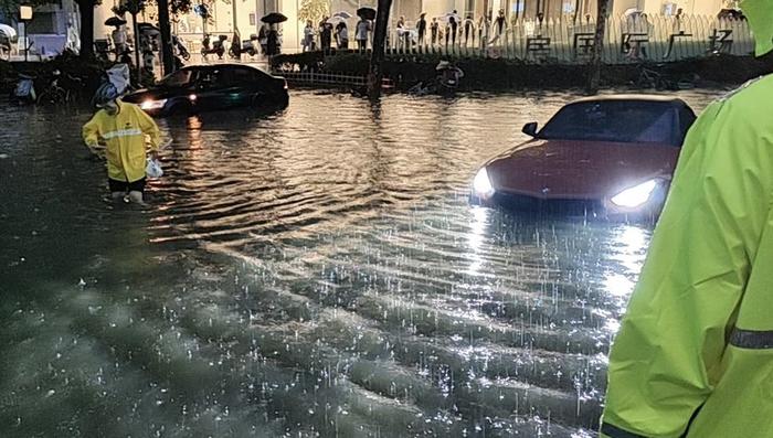 中伏首日强降雨突袭上海多区，第5号台风生成，积水情况如何，雨水何时结束？