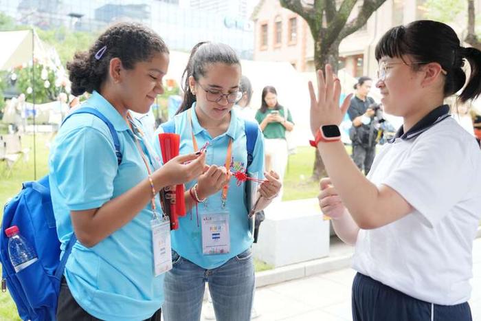 做盘扣、学剪纸、包饺子，上海国际友好城市青少年“玩转”夏令营体验传统文化