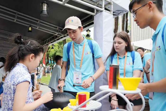 做盘扣、学剪纸、包饺子，上海国际友好城市青少年“玩转”夏令营体验传统文化