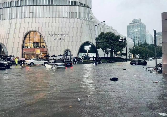 中伏首日强降雨突袭上海多区，第5号台风生成，积水情况如何，雨水何时结束？