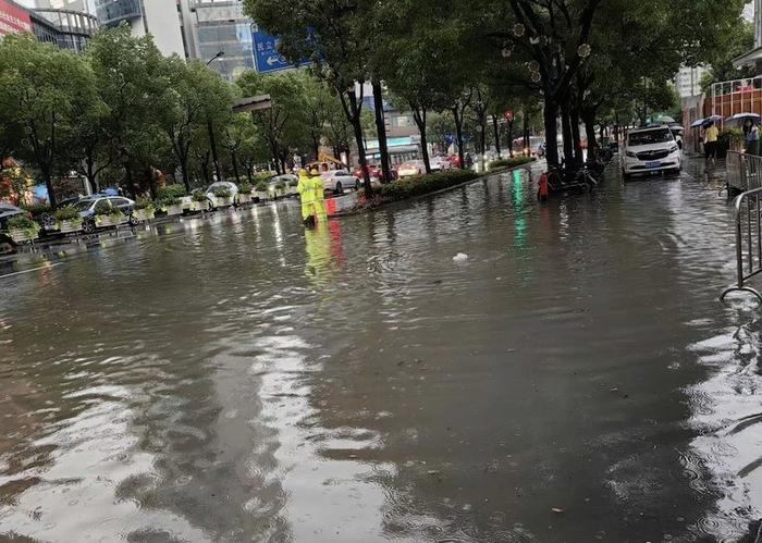 中伏首日强降雨突袭上海多区，第5号台风生成，积水情况如何，雨水何时结束？