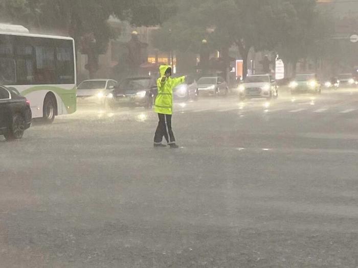 晚高峰遇暴雨，上海部分路段已积水，下班开车注意安全！