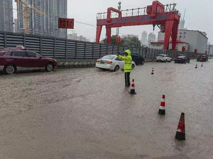 晚高峰遇暴雨，上海部分路段已积水，下班开车注意安全！