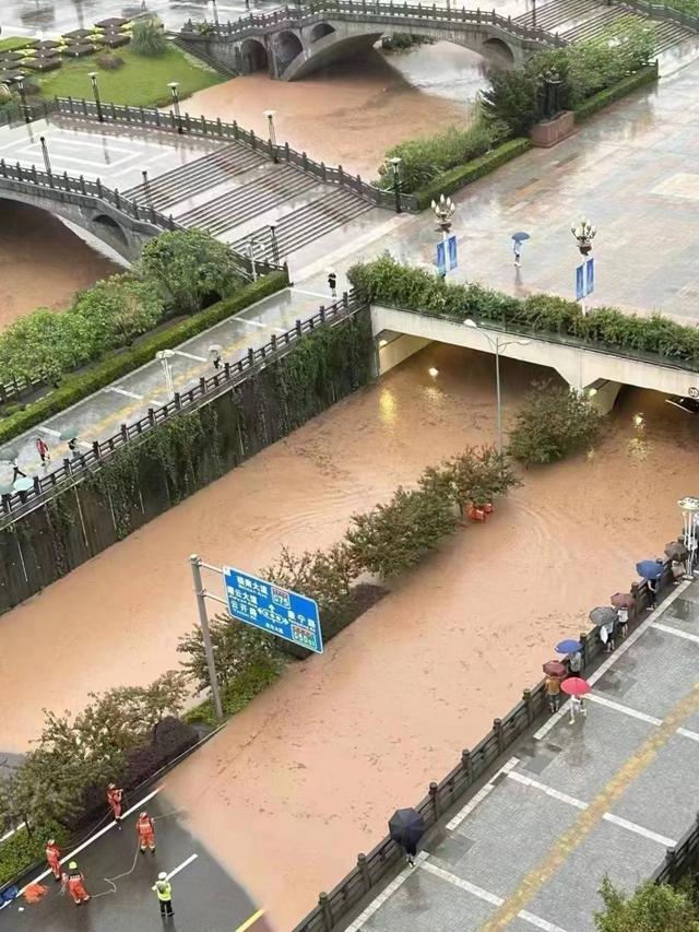 重庆中心城区降大暴雨 115个雨量站超过20毫米，达到短时强降雨标准