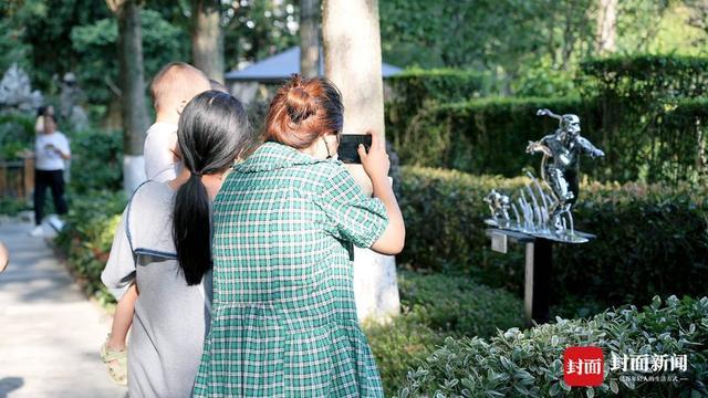 在花园中举办雕塑展 让作品成为城市的一部分