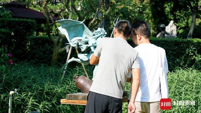 在花园中举办雕塑展 让作品成为城市的一部分