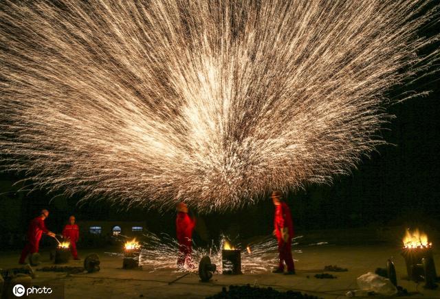 山西民间艺人表演非遗“打铁花” 璀璨乡村夜空