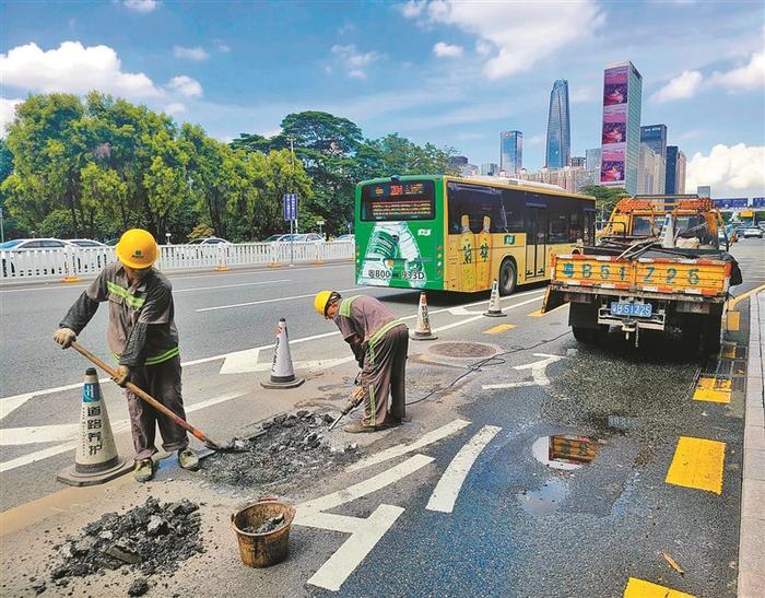 民呼我应丨公交车道有俩坑 过路车辆很受伤 接到反映后市交通运输局福田管理局立即对破损的路面进行修复