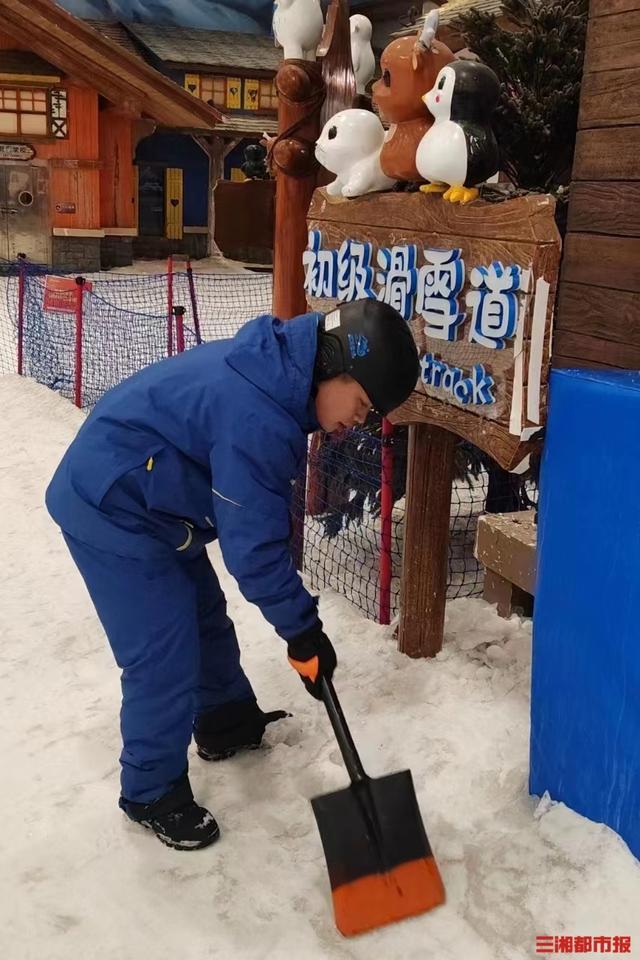 致敬｜室外40°C，他在-5℃的滑雪场当安全员