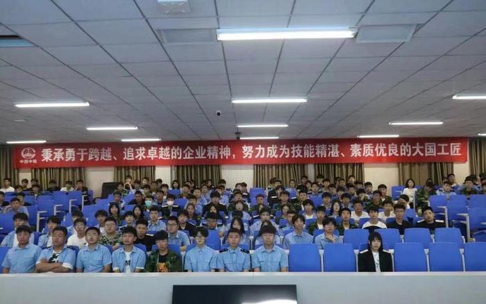 沧州银行衡水红旗支行开展“爱护人民币，反假进校园”宣传活动