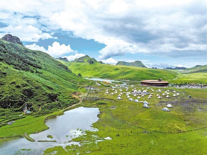 图为7月22日，青山绿水间的阿西里西大草原星空营地。