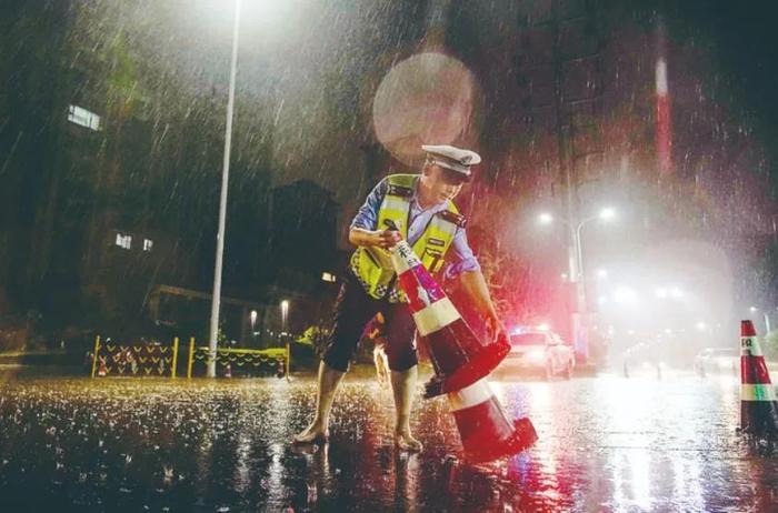 雷雨交加，水深及腰，他们为什么不回家？