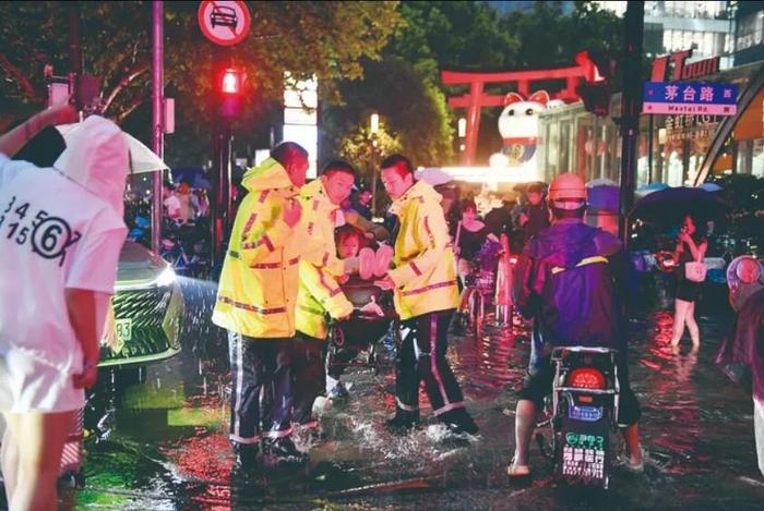 雷雨交加，水深及腰，他们为什么不回家？