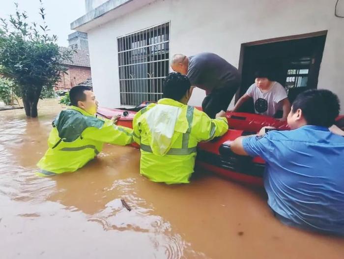 雷雨交加，水深及腰，他们为什么不回家？