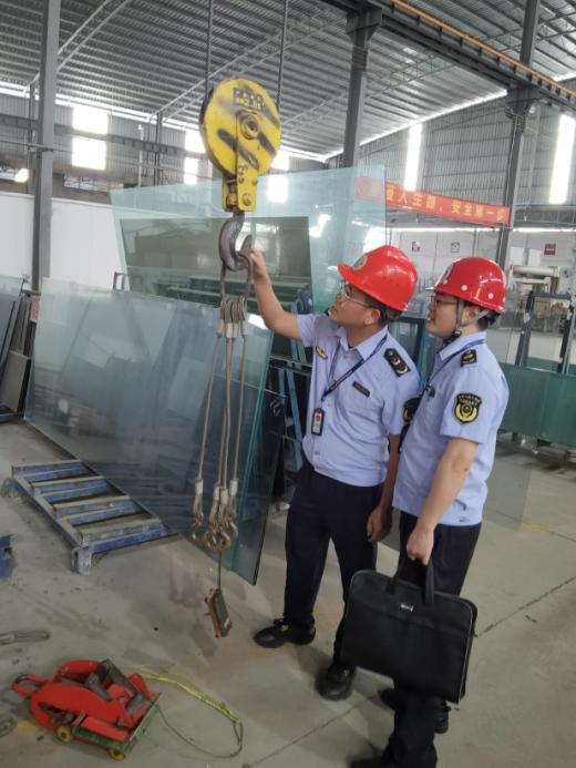 广东省佛山市南海区大沥市场监管所严查起重机械“大吨小标”