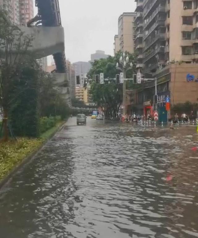 重庆9个区县大暴雨 渝中区长滨路匝道因积水交通中断