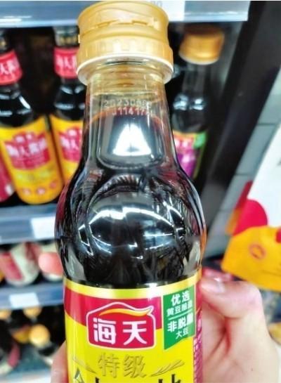 用“超微距离拍照”才能看清 商品生产日期玩起“躲猫猫”