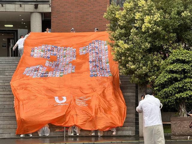 成都大运会火炬传递成都大学站回顾：“蓉火”设计师参与传递，吴艳妮既是火炬手也将参赛